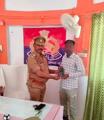घोसी: इटैली निवासी की गुमशुदा कुल एक मोबाइल फोन, लगभग ₹35,000 कीमती बरामद कर किया गया सुपुर्द