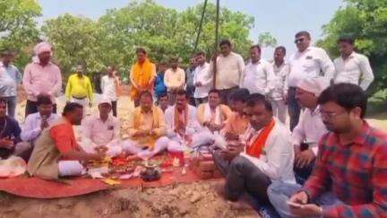 डुमरियागंज: नगर पंचायत भारत भारी में 1 करोड़ 38 लाख की लागत से बनने वाली डिजिटल लाइब्रेरी का भूमि पूजन एवं शिलान्यास हुआ