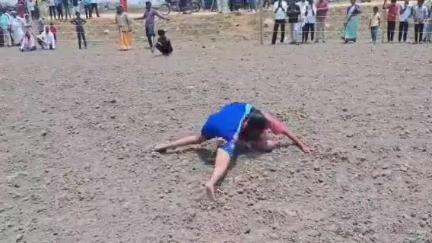 నారాయణ్​ఖేడ్: నిజాంపేట్ లో దుర్గాభవాని మాత ఆలయ వార్షికోత్సవాలలో కుస్తీ పోటీలలో పాల్గొన్న యువతులు