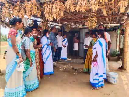 రోల్ల మండలం జి జీ హట్టి గ్రామంలో మంగళవారం పర్యటించిన తహసీల్దార్ షేక్షావలి, ఆరోగ్య సిబ్బంది