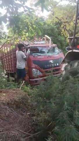 औरंगाबाद रोड मैगलगंज सदरपुर के निकट हुआ बड़ा हादसा बाल बाल बचे ड्राइवर