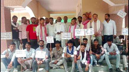 करहल: करहल में जमीनी विवाद को लेकर दबंगों द्वारा गोली मारे जाने के मामले में कार्रवाई की मांग को लेकर प्रदर्शन