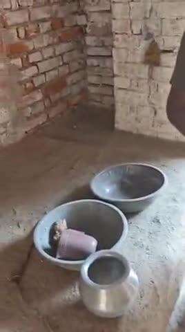 न्यायालय के आदेश पर कुदरा थाना के पिपरा गांव में  पुलिस ने की फरार चल रहे अभियुक्त के घर की कुर्की जप्ती