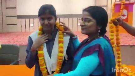 गोरखपुर: CBSE परीक्षा में अव्वल नंबर लाने वाले सरस्वती शिशुमंदिर के छात्रों का अध्यापकों ने मिठाई और माला पहनाकर किया स्वागत