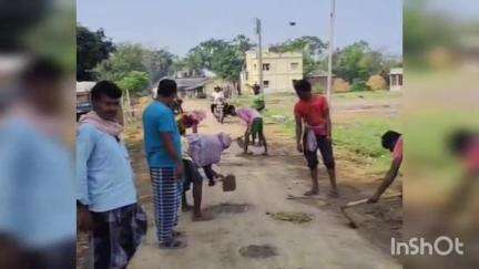 বর্ধমান ২: পাকা রাস্তার ওপর পড়ে থাকা কাদা মাটি পরিষ্কার করতে স্থানীয়দের সঙ্গে নিয়ে উদ্যোগী হল খণ্ডঘোষে উপপ্রধান