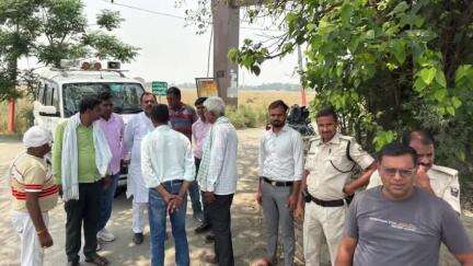 ज़ीरादेई: विधायक ने जामापुर मोड़ से खरगीरामपुर गांव तक बन रही सड़क का किया निरीक्षण