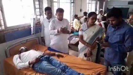 পুরুলিয়া ২: বরাবাজারের যুব তৃণমূল নেতার উপর হামলা, হাসপাতালে দেখতে এলেন জেলা পরিষদের সভাধিপতি সহ তৃণমূলের নেতারা