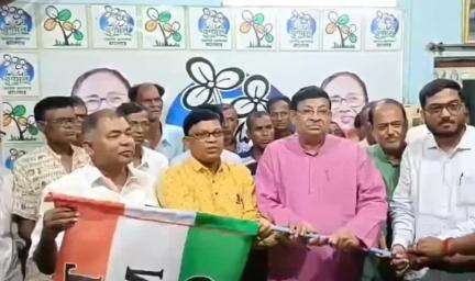 তমলুক: তমলুকের বিধায়ক কার্যালয়ে BJP ছেড়ে তৃণমূলে যোগদান প্রায় 25 জনের, দলীয় পতাকা তুলে দিলেন বিধায়ক