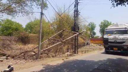 गौरिहार: खड्डी में 3 माह से सड़क पर गिरा विद्युत पोल लोगो को आवागमन में हो रही परेशान, शिकायत के बाद भी नहीं हुआ #jansamasya
