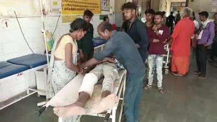 खलीलाबाद: बखिरा थाना क्षेत्र के बड़गों गांव के 19 वर्षीय युवक को तिलाठी चौराहे के पास बाइक से गिरकर हुआ घायल, इलाज जारी