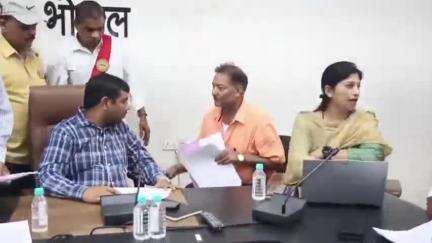 हुज़ूर: कलेक्टर कार्यालय में जनसुनवाई का हुआ आयोजन, कलेक्टर कौशलेंद्र विक्रम सिंह ने लोगों की सुनीं समस्याएँ