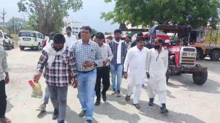 वरला: राजपुर के मंडी प्रांगण में विधायक बाला बच्चन ने वितरित किए टैंकर, जल्द शव वाहिनी उपलब्ध करवाने का दिया आश्वासन