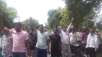 बिल्सी: कोठा निवासी व्यापारी के साथ हुई मारपीट के मामले में कार्रवाई न होने का आरोप लगाकर लोगों ने किया सड़क जाम करने का प्रयास