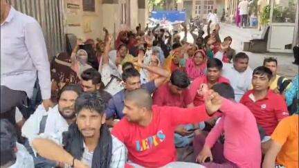 बहादुरगढ़: दो माह के बकाया वेतन को लेकर ठेकेदार के अधीन कार्यरत कर्मचारियों ने शुरू की हड़ताल #jansamasya