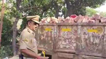 खलीलाबाद: SP के निर्देश पर यातायात प्रभारी परमहंस ने शहर के विभिन्न चौक-चौराहों पर भारी वाहनों में रिफ्लेक्टर स्टीकर लगाया