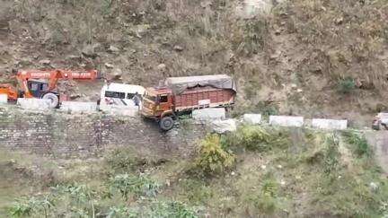 कर्णप्रयाग: बद्रीनाथ राष्ट्रीय राजमार्ग पर गौचर और कर्णप्रयाग के बीच टला बड़ा हादसा, ट्रक खाई में जाने से बाल-बाल बचा