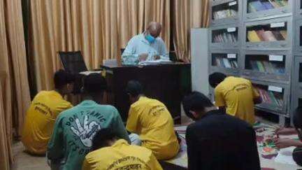 बुलंदशहर: बाल सुधार गृह के बंदियों ने लहराया परचम, सभी 8 बंदी CBSE परीक्षा में पास हुए, अधीक्षक ने मिठाई खिलाई