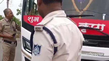 सिवनी: डूंडा सिवनी पुलिस ने बींझावाड़ा और चुनाभट्टी में यात्री बसों की फिटनेस और परमिट की जाँच की