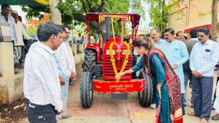 चिखली: तालुका कृषी अधिकारी कार्यालय येथे कृषी यांत्रिकीकरण योजनेअंतर्गत शेतकऱ्यांना ट्रॅक्टरचे वाटप