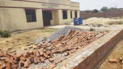 मड़िहान: मड़िहान के रैकरा उच्चतर माध्यमिक विद्यालय की निर्माणाधीन चहारदीवारी गिरी, ग्रामीणों ने घटिया सामग्री का लगाया आरोप