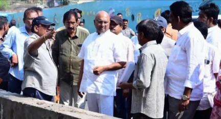 గుంటూరు: నగరంలోని ఏ.టి అగ్రహారంలో రోడ్డు విస్తరణ పనులను నగర కమిషనర్ తో కలిసి పరిశీలించిన నగర మేయర్ కోవెలమూడి రవీంద్ర