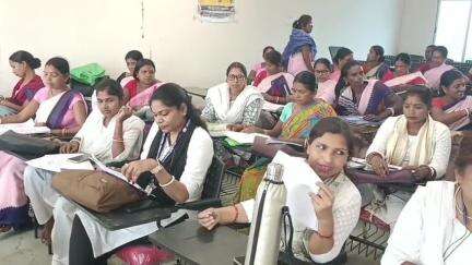 हसनगंज: हसनगंज प्रखंड सभागार में डिजिटल माइक्रो प्लान के तहत एएनएम और आशा कर्मियों की बैठक आयोजित