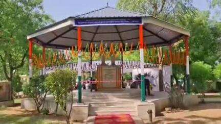 झुंझुनू: शहीद करनी राम रामदेव पार्क मे मनाया शहिद करणी राम रामदेव का 74वां शहादत दिवस,शहीद प्रतिमा सुरक्षा छत्र का हुआ उद्घाटन