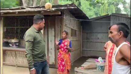 জলপাইগুড়ি: পাঙ্গা সাহেব বাড়ি এলাকায় বেশ কয়েকটি বাড়ি থেকে ৪ টি টিয়া ও ২ টি ময়না উদ্ধার