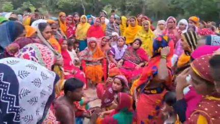 কেশপুর: কেশপুরের দোগাছিয়া গ্রামে মৃত নাসরিনের বাবার বাড়ির পরিবারকে সমবেদনা জানালো কেশপুর পঞ্চায়েত সমিতি
