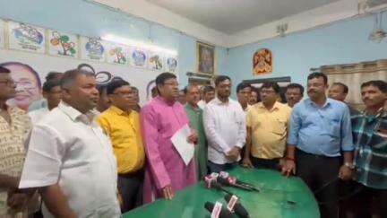 তমলুক: শ্রীরামপুর-২ অঞ্চলের বিজেপি কর্মীরা তৃণমূল কংগ্রেসে যোগদান করে আজ তাদের হাতে দলীয় পতাকা তুলে দেন বিধায়ক