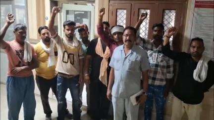 थानेसर: पिहोवा नगर पालिका के सफाई कर्मचारियों को 3 महीने से वेतन नहीं मिला, कुछ कर्मचारियों ने किया प्रदर्शन