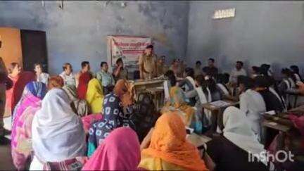 सादाबाद: पुलिस अधिकारियों ने सादाबाद क्षेत्र में कार्यक्रम आयोजित कर बालिकाओं और महिलाओं को अपराधों के प्रति जागरूक किया