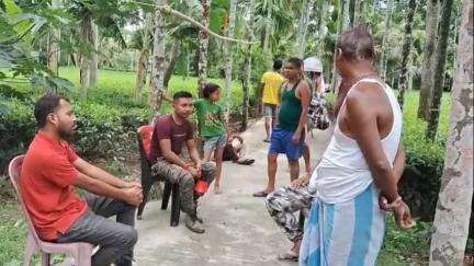 ময়নাগুড়ি: লোকালয়ে চিতা বাঘের আতঙ্ক ঘটনাস্থলে বনকর্মীরা, ঘটনাটি মন্থনী সংলগ্ন পেদিপাড়ায়
