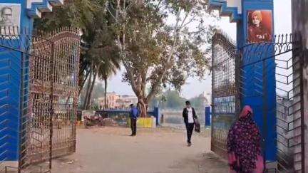 কেশপুর: বন্যায় ক্ষতিগ্রস্ত কেশপুরের কোনো গ্রামীন এলাকায় গ্রামবাসীরা মোরাম রাস্তা নিজে উদ্যোগে করতে চাইলে অনুমতি