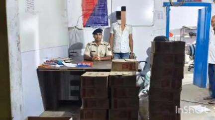 मकेर: मकेर पुलिस ने वाहन जांच के दौरान 304.56 लीटर विदेशी शराब के साथ एक कारोबारी को पीकअप वाहन से गिरफ्तार किया