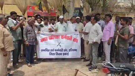सिरसा: नगरपालिका कर्मचारी संघ ने अपनी मांगों को लेकर शहर में झाड़ू उल्टे कर प्रदर्शन किया, सरकार के खिलाफ नारेबाजी की