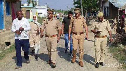 तुलसीपुर: भारत-नेपाल सीमा वर्ती ग्राम सेमरी में पुलिस ने गश्त कर ग्रामवासियों के साथ की बैठक