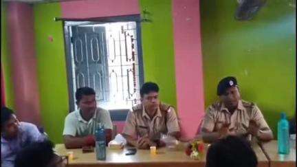 বালুরঘাট: এলাকায় অপরাধ কমাতে ও বাল্যবিবাহ রোধে কামারপাড়ায় পঞ্চায়েতের জনপ্রতিনিধিদের সঙ্গে বৈঠক পুলিশ ও বিএসএফের
