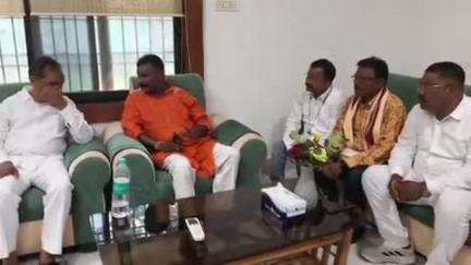 ଧର୍ମଗଡ: ଧର୍ମଗଡ ଡାକ ବଂଗଲା ଠାରେ ବାଣିଜ୍ୟ,ଖଣି,ଓ ପରିବହନ ମନ୍ତ୍ରୀ ଙ୍କ ସହ ଧର୍ମଗଡ ରୁ ବିଭିନ୍ନ ସ୍ଥାନ କୁ ବସ ଚଳାଚଳ ନେଇ ଆଲୋଚନା କଲେ ଅଞ୍ଚଳବାସୀ