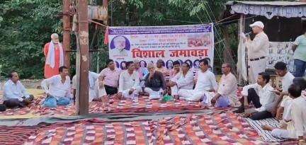 परबत्ता: पसराहा रेलवे स्टेशन पर यात्री सुविधाओं की मांग को लेकर एक दिवसीय धरना-प्रदर्शन