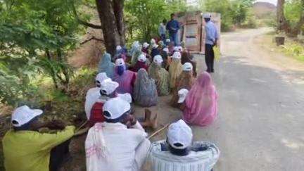 डूंगरपुर: रघुनाथपुरा व हथाई में विचार गोष्ठी व प्रदर्शनी के माध्यम से जागरूकता कार्यक्रम संपन्न, सरकारी योजनाओं का लाभ लेने की अपील की गई