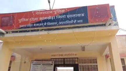 मनोहरथाना: आफुखेडी के समीप रोड पर गिरे पेड़ से बाइक टकराई, एक की मौत और एक गंभीर घायल