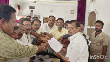 मनिहारी: मनिहारी में बसंतपुर और नारायणपुर के किसानों ने जमीन अधिग्रहण के विरोध में विधायक से मदद मांगी