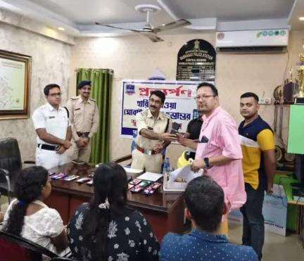 বালি-জগাছা: দাসনগর থানার পুলিশ কুড়িটি মোবাইল ফোন এবং দুজন প্রতারিত ব্যক্তির অর্থ ফেরত দিলেন দাসনগর থানা থেকে।