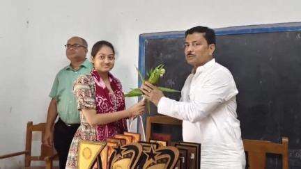 কেতুগ্রাম ১: কেতুগ্রামের আনখোনা ও চাকটা উচ্চ বিদ্যালয়ের কৃতি পড়ুয়াদের হাতে স্মারক, ফুলের তোড়া ও উপহার তুলে দেন বিধায়ক