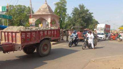 तिर्वा: तिर्वा कस्बे में दिनदहाड़े अवैध खनन के लिए रास्ता खाली करवाते दिखे सुरक्षा कर्मी