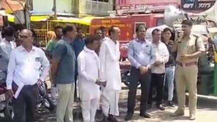 ब्यावरा: भारत और पाकिस्तान के बीच तनाव के मद्देनज़र पीपल चौराहे पर पुलिस और नगर पालिका प्रशासन ने लोगों को किया जागरूक