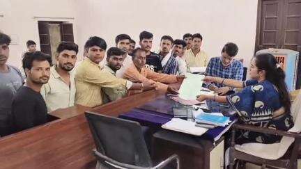 बेगुं: झाड़ोल विद्यालय में कार्यरत प्रधानाध्यापिका का स्थानांतरण निरस्त करने की मांग को लेकर ग्रामीणों ने SDM को सौंपा ज्ञापन
