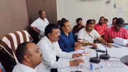 पतरातू: प्रखंड कार्यालय में विधायक रोशन लाल चौधरी ने बीडीओ और अन्य विभागों के अधिकारियों के साथ समीक्षा बैठक की