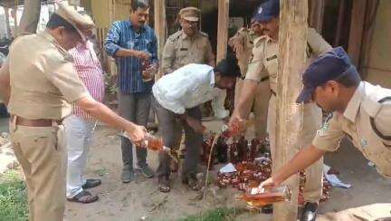 భీమవరం: పట్టణ పరిధిలో వివిధ కేసుల్లో స్వాధీనం చేసుకున్న మద్యం సీసాలను ధ్వంసం చేసిన ఎక్సైజ్ పోలీసులు